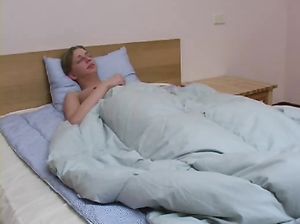 Мокрая пизда мамки садится на хер сына