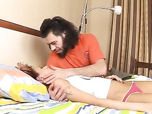 Волосатый извращенец усыпил и трахнул спящую девушку