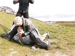 Две бездомные женщины жестко ебутся с молодым парнем