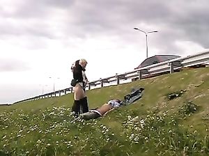 Две бездомные женщины жестко ебутся с молодым парнем