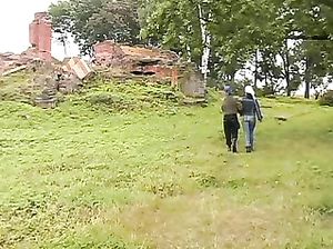 Молодые сучки доминируют над парнем и трахаются с ним