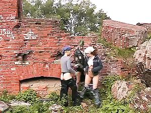 Молодые сучки доминируют над парнем и трахаются с ним
