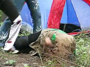 Рыбаку пришлось трахнуть в лесу двух раскованных телок