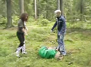 Рыбаку пришлось трахнуть в лесу двух раскованных телок