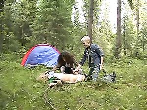 Рыбаку пришлось трахнуть в лесу двух раскованных телок