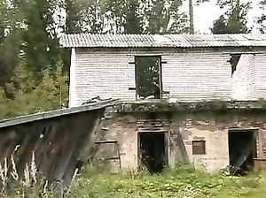 Две молодые сучки затрахали бедного молодого паренька