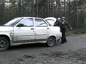 Жесткое доминирование двух девушек над парнем на улице