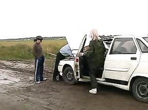 Девахи вывезли штемпа за город и поебались с ним