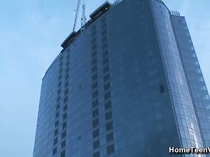 Молодая краля удовлетворенно насаживается на крепкий елдак