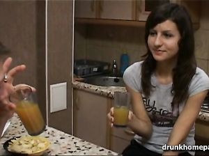Пьяная студентка в носочках согласилась дать парню