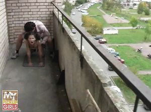 Незнакомка отдается пареньку в разнообразных позах