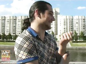 Два чувака раскрутили русскую милашку на половое сношение