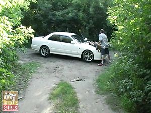 Молодая шлюшка отдается незнакомому парню на капоте авто