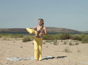 Непринужденная зарядка голой блондинки на свежем воздухе