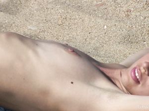 Непринужденная зарядка голой блондинки на свежем воздухе