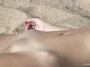 Непринужденная зарядка голой блондинки на свежем воздухе