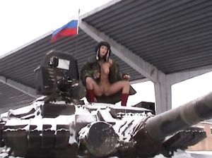 Молодые русские девушки любят обнажаться в общественных местах