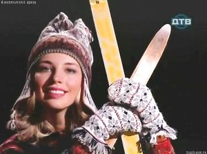 Наташа дрочит себе на улице