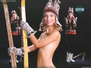 Наташа дрочит себе на улице