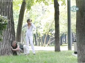 Наташа дрочит себе на улице