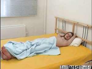 На этот раз похотливая матушка предложила сыну анальный секс