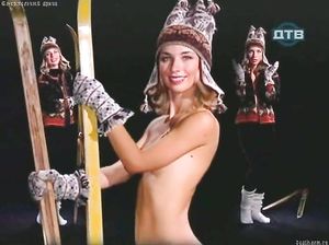 Настя раздевается перед дедами