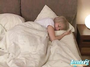 Тощая блондинка насаживает свою киску на стояк краснощекого дружка