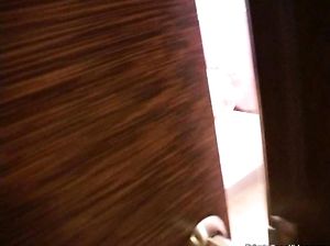 Красавица с натуральными сиськами трахается в спальне родителей