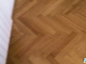 Брюнетка с маленькими сиськами стоит на корточках и сосет член