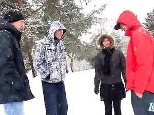 Три чувака привели девку потрахаться