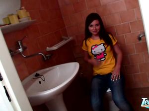 Сняла джинсы и просунула руки в трусики