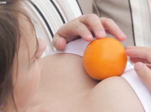 Водит по телу апельсинами и балдеет