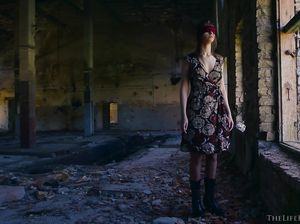 Эмилия завязала глаза подруге и дрочит ей