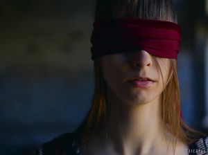Эмилия завязала глаза подруге и дрочит ей