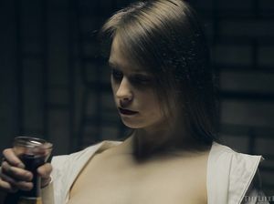 Дикая девица устроила показательную вагинальную мастурбацию