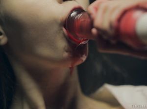 Дикая девица устроила показательную вагинальную мастурбацию