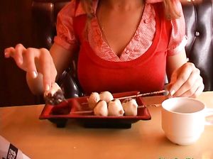 Сводил девушку в ресторан и по-быстрому выебал в туалете