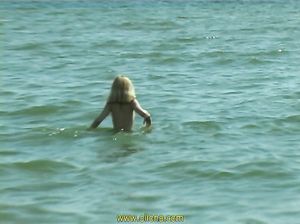 Русская студентка эротично купается голышом на море