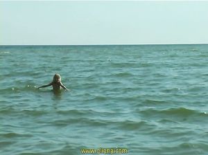 Русская студентка эротично купается голышом на море