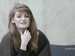 Сиськастая молодушка показала бритую пизду и начала мастурбировать