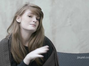 Сиськастая молодушка показала бритую пизду и начала мастурбировать