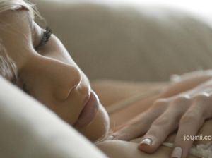 Светловолосая сучка запихивает пальчики в письку