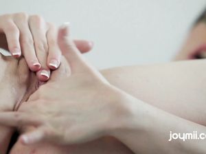 Черноволосая развратница натирает пизденку до красноты