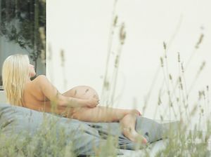 Умопомрачительная блондинка дрочит маленький клитор