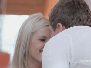 Нежно входит во влагалище восхитительной блондинки