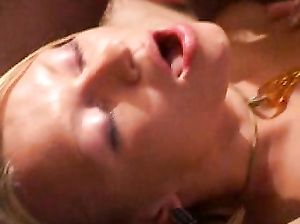 Очкарик кончает в манду блондинки