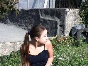 Анна показала лысую писающую киску