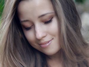 Восемнадцатилетняя девушка Елена показывает бритую киску на природе