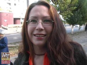 Скромная женщина в чулках на улице трахается с пикапером