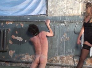 Парочка развратниц истязают худого паренька